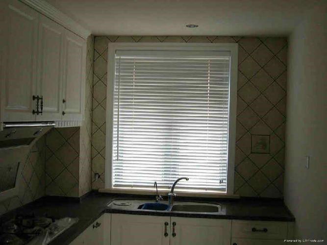 厨房窗户用什么遮挡 现代风格厨房装修铝百叶帘窗帘安装设计图